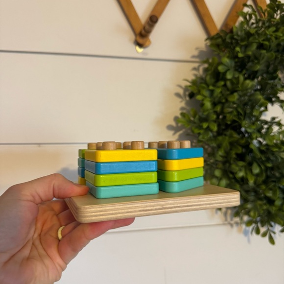 Lovevery the Enthusiast Sort and Stack Peg Shape Puzzle - Picture 2 of 5